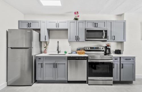 Madeira Beach Apartment | Remodeled Condo, 1 Block to Beach Access, Walkable to Restaurants! Fall Promo for Mondays & Thursdays!