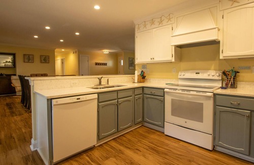 Saint Helena Island Cottage | Remodeled Family Cottage w/ Quiet Backyard, Amazing Sunroom, & WiFi