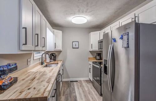 Jackson House | Remodeled N. Jackson Home w/Shuffleboard, sleeps 6