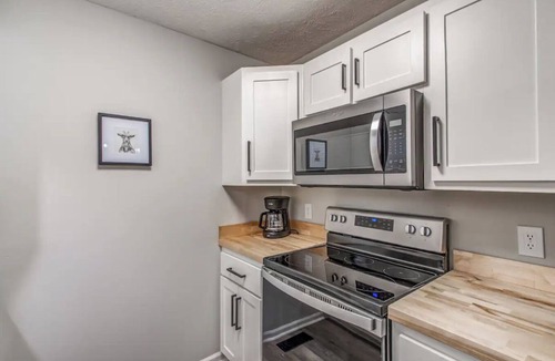 Jackson House | Remodeled N. Jackson Home w/Shuffleboard, sleeps 6