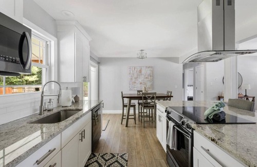 Charleston House | Renovated - 3 Bed Home - 10 Minutes to Downtown!