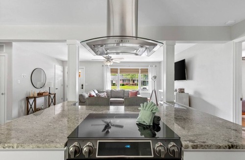 Charleston House | Renovated - 3 Bed Home - 10 Minutes to Downtown!