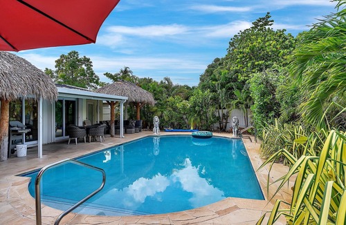 North Corals House | Renovated 3BR/2BA with large heated saltwater pool & tiki bar