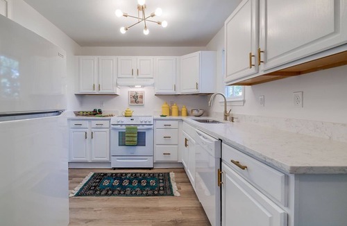 Beach Institute Apartment | Renovated Apartment Near Forsyth Park, Courtyard, Heated Pool Access