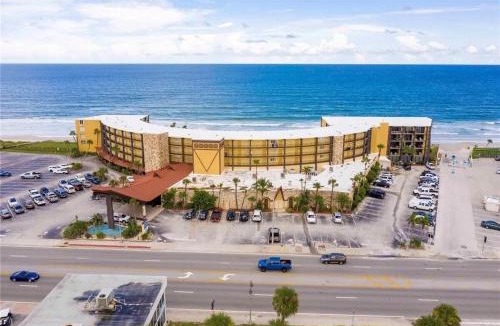 Daytona Beach Shores Apartment | Renovated Beach Front Studio - Hawaiian Inn Resort