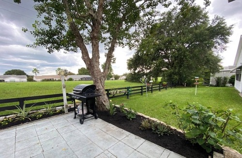 Lady Lake House | Renovated! Between Two Squares with Golf Cart !