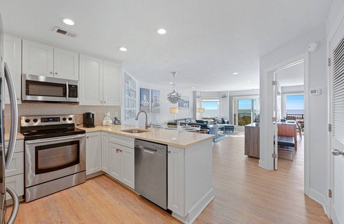 Folly Field Condo | Renovated Coastal Getaway w/Deck Overlooking the Ocean