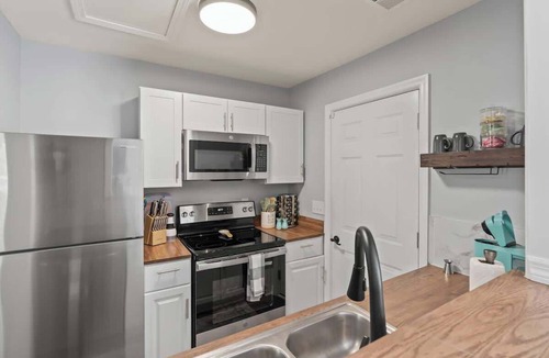 Columbia House | Renovated Comfort Home with Smart TV & Security Features