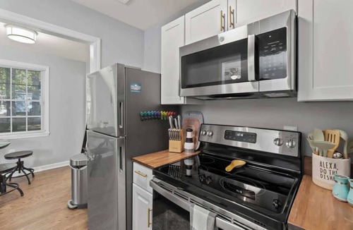 Columbia House | Renovated Comfort Home with Smart TV & Security Features