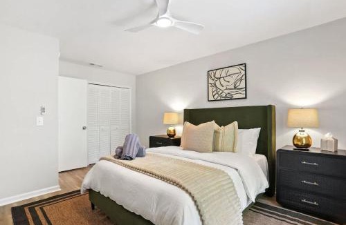 Whitemarsh Island House | Renovated Cottage near Beach & City Dogs Welcome