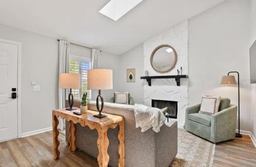 Whitemarsh Island House | Renovated Cottage near Beach & City Dogs Welcome
