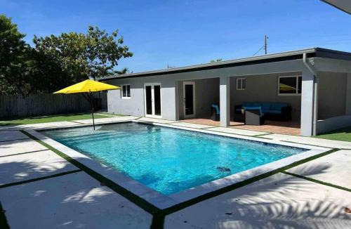 Ludlam Apartment | Renovated Grand Villa Paradise Amazing pool, BBQ & Ping Pong