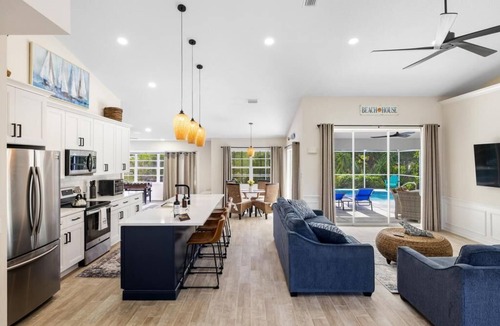 Laurel House | RENOVATED HOME WITH HEATED POOL LESS THAN 2 MILES TO NOKOMIS BEACH!