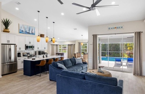Laurel House | RENOVATED HOME WITH HEATED POOL LESS THAN 2 MILES TO NOKOMIS BEACH!