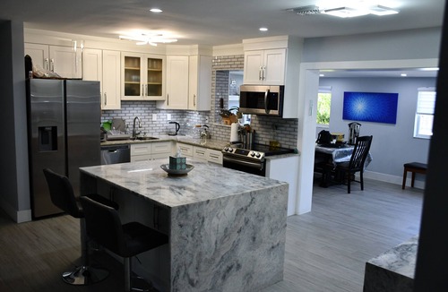 Boca Raton House | Renovated Home with Private pool.1.7 MILES TO THE BEACH. 8 minutes walk to Shuls