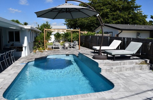 Boca Raton House | Renovated Home with Private pool.1.7 MILES TO THE BEACH. 8 minutes walk to Shuls