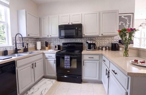 Gainesville House | Renovated Modern Industrial Suite 2 BR Condo