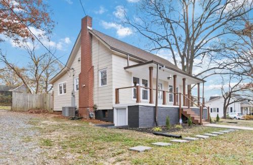 Gastonia House | Renovated & Spacious 2BR Downtown Retreat 2 Minutes to FUSE District Pet Friendly Free Parking