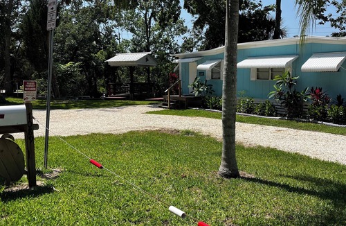 Weeki Wachee Gardens Cottage | Rent Cottage and/or RV site 37ft ' Fish, Kayaks, Fire Pit, Dock, Beach, Swim