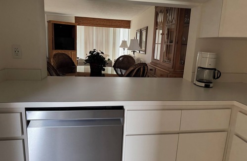 Caloosahatchee Condo | Rent yearly, 2 bedroom condo in Cape Coral . On canal and river Walk to park.