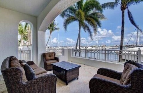 East Ocean Ave Condo | Resort living