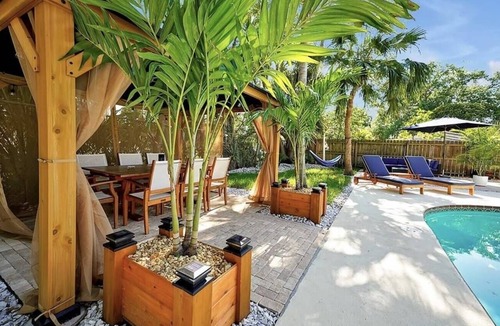 Mill Run House | Resort Pool Home Near Disney | Sleeps 10