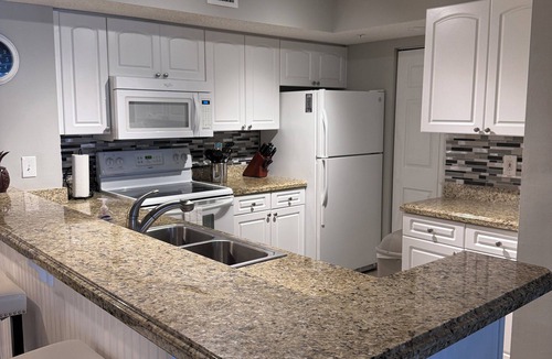 Tequesta Condo | Resort style seasonal rental condo,Ground level wgarage,5 min to beach, htd pool