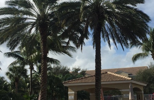 Tequesta Condo | Resort style seasonal rental condo,Ground level wgarage,5 min to beach, htd pool