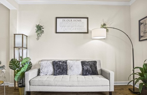 Deerwood Apartment | Resort Style with free wine
