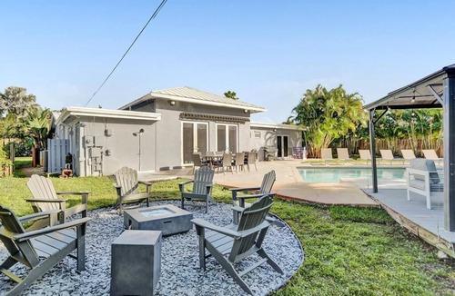 Lighthouse Point Villa | Resort Villa 6BR Heated Pool Beach Volleyball Game Room Mini Golf