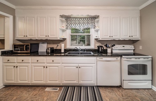 Sans Souci House | Respite Inn- Monthly Rental 3 Miles to DT GVL