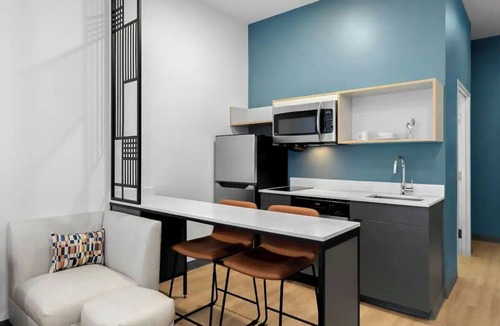 Newnan Hotel | Rest in a Comfortable Room After Exploring Newnan | Pet-Friendly Stay