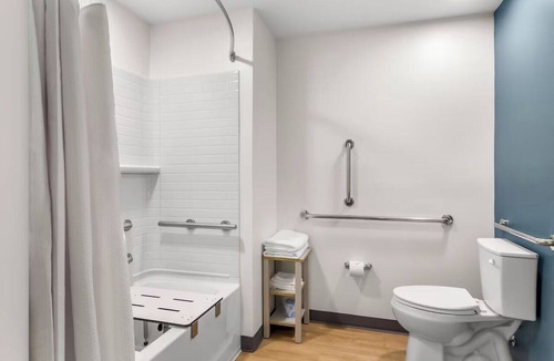Newnan Hotel | Rest in a Comfortable Room After Exploring Newnan | Pet-Friendly Stay