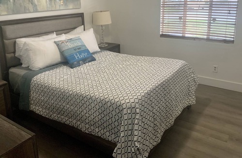 East Ocean Ave House | Restful in Lantana ~ Minutes from the Beach