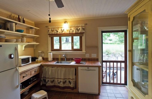 Barnardsville House | Restored Farmhouse 1920s. Family and Pet Friendly. Borders National forest