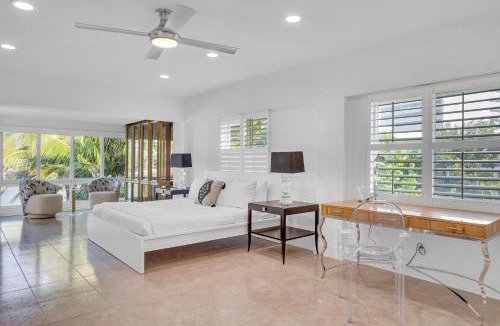 Barrier Island House | Retreat by Beach Waterfront Lago Key