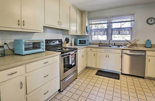 Freeport House | Retro Bay Cottage Near Destin, Dog Friendly!