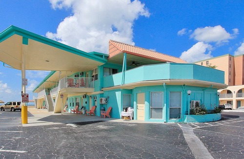 North Redington Beach Apartment | Retro-chic beachfront studio mere steps from sand - grilling area & shuffleboard