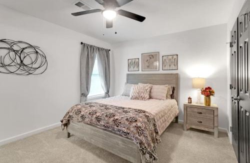 Austell House | Retro Cumberland 2-Story Hangout near Six Flags