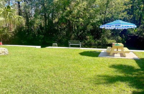 Crystal River House | Retro Retreat - Waterfront