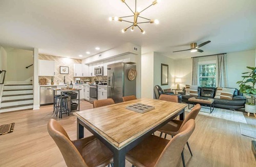 Clarkesville House | RIDGEVIEW RETREAT | HOT TUB | FIRE PIT AND GAMES