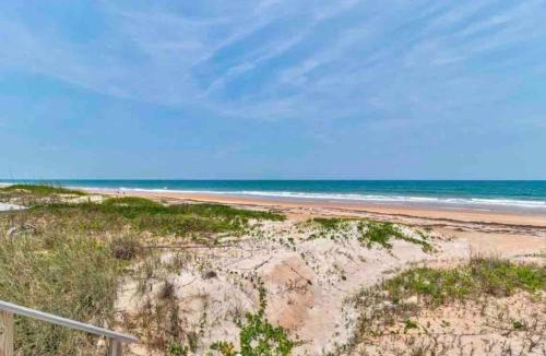 O'byrne House | Rise and Shine to ocean views, beach access