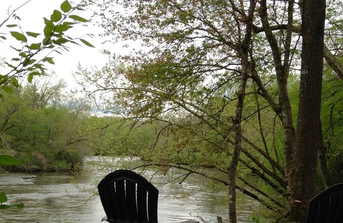 Cornelia House | River Front, Hot Tub, Fish & Kayak (seasonal) Nearby Wineries, Hikes & Helen