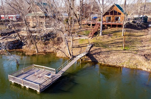 Wilburn Cabin | River front house for ten