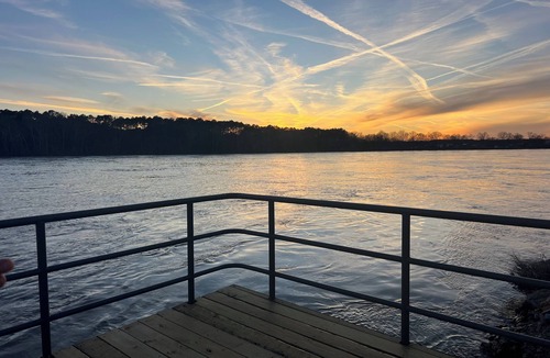 Counce House | River front RV with WiFi and AC in lovely Savannah, TN.