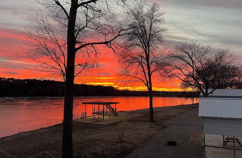 Counce House | River front RV with WiFi and AC in lovely Savannah, TN.