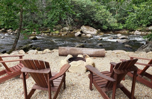 Highlands House | River Love ❤@ The Barn *Highlands Home on the Cullasaja River Trout Fishing