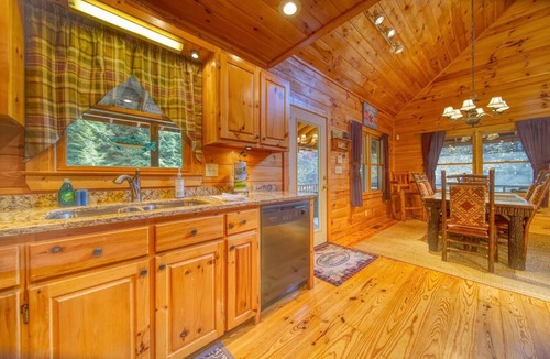 Suches Cabin | River Mornings, Hot tub Evenings, Repeat