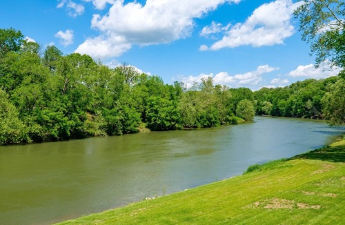 Elkton House | River Oasis Water Front, Pet Friendly Home, 5 King Bedrooms 15 Mins Massanutten
