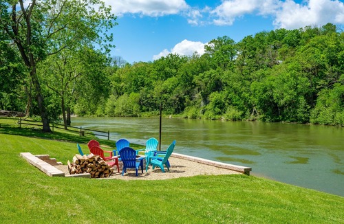 Elkton House | River Oasis Water Front, Pet Friendly Home, 5 King Bedrooms 15 Mins Massanutten